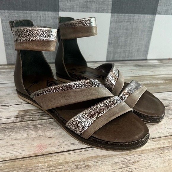 OTBT Souvenir Metallic Leather Sandal - Picture 2 of 12
